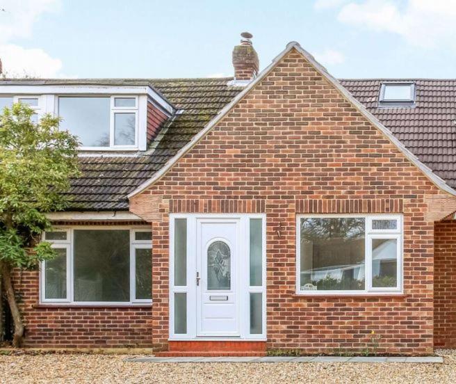 Low Cost, 6 Bed With Parking & Large Garden 12 Virginia Water Eksteriør billede